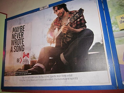 Zigarettenwerbung mit gitarrenspielenden jungem  Mann veranlasst Jugendliche zum Rauchen