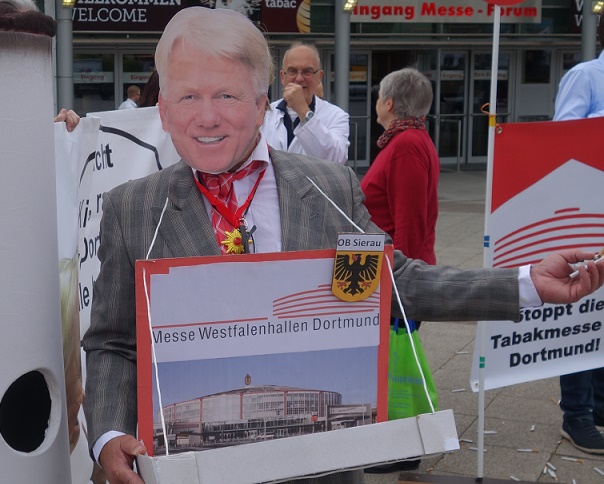 Protestkundgebung gegen Tabakmesse vor den Westfalenhallen in Dortmund