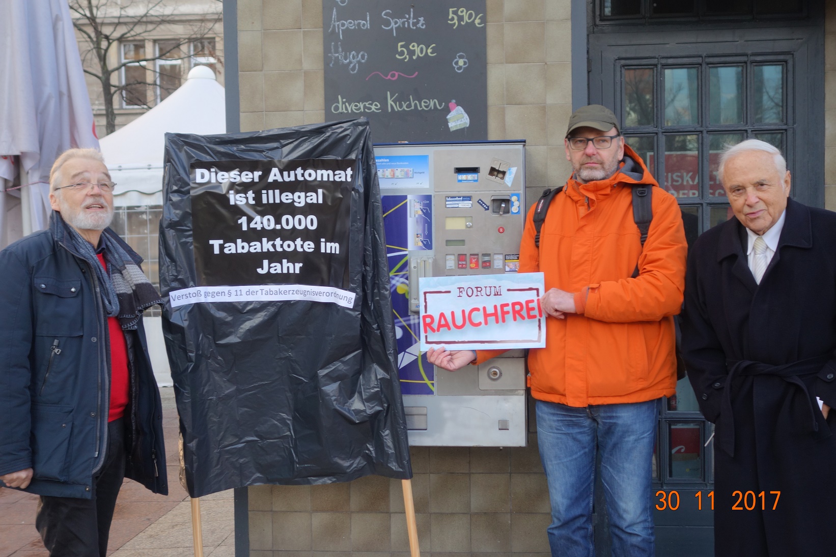 Zigarettenautomat verhüllt – Protest gegen Untätigkeit der Behörden