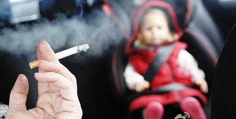 Rauchen im Auto schadet Kindern mehrfach
